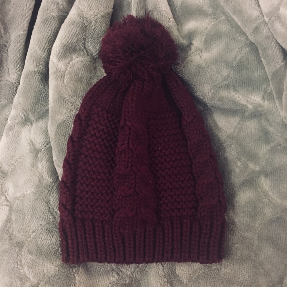 ❌SOLD❌ Plum/Burgundy Pom Beanie OS